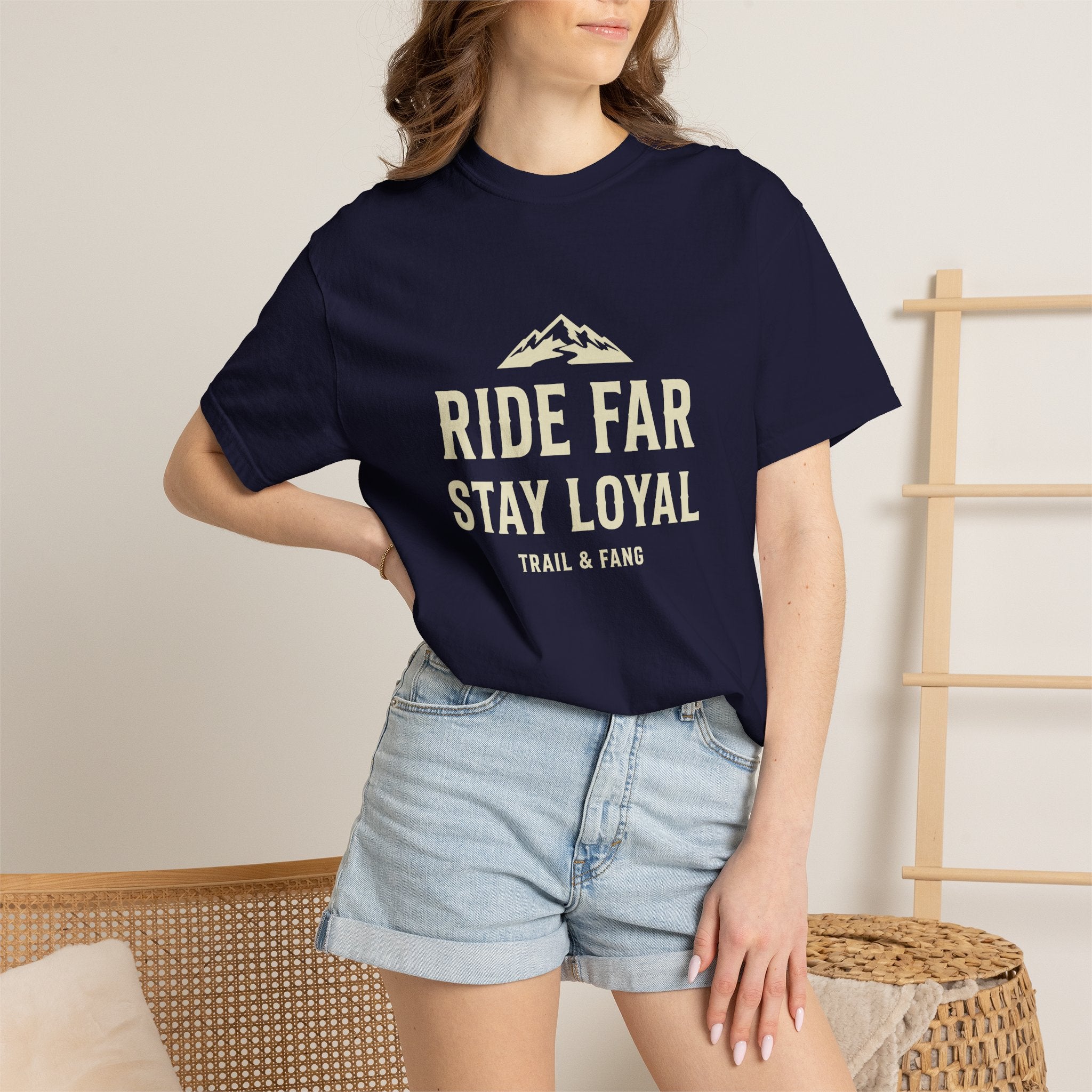 T-shirt « Ride Far Stay Loyal » — T-shirt graphique Montagne Aventure