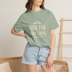 T-shirt « Ride Far Stay Loyal » — T-shirt graphique Montagne Aventure