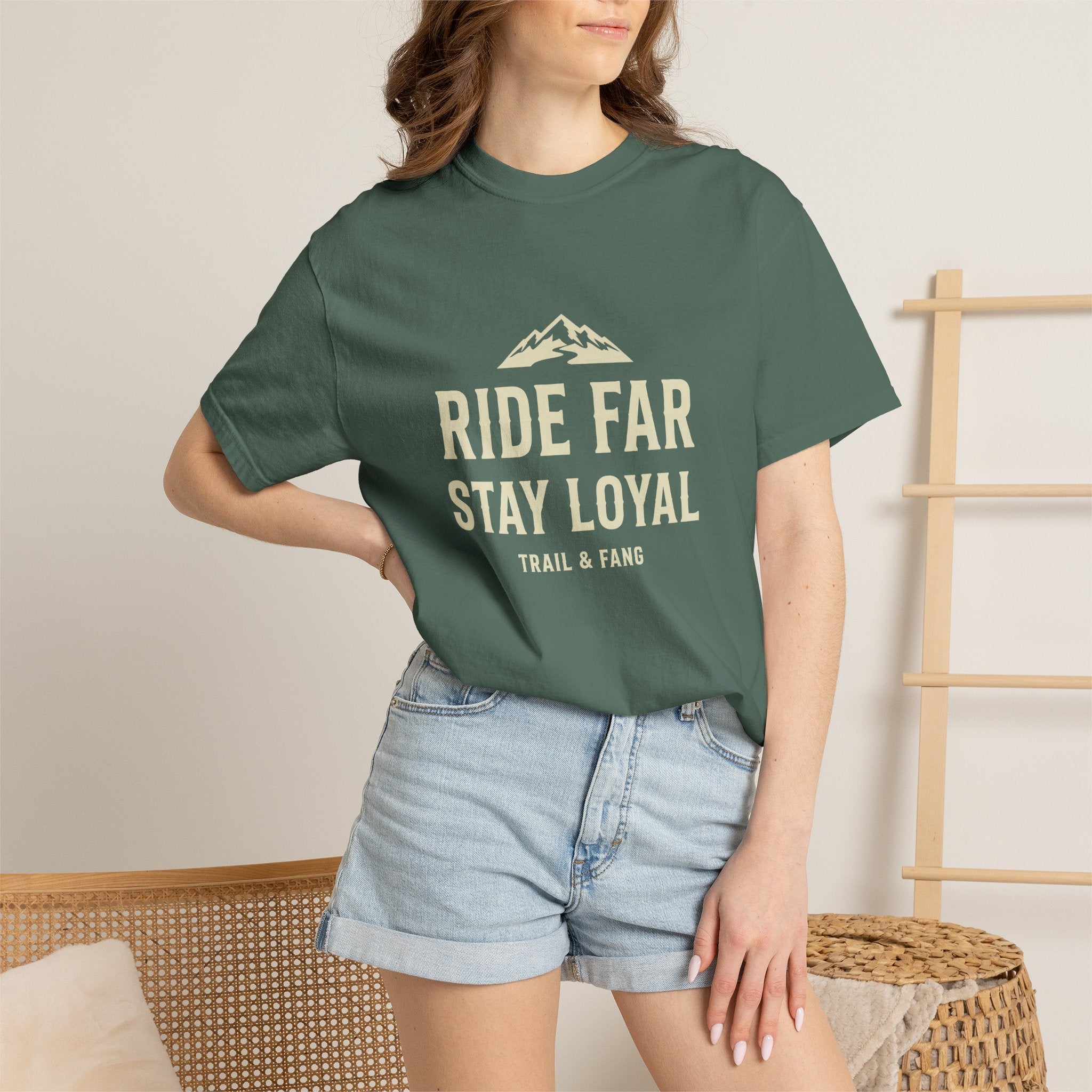 T-shirt « Ride Far Stay Loyal » — T-shirt graphique Montagne Aventure