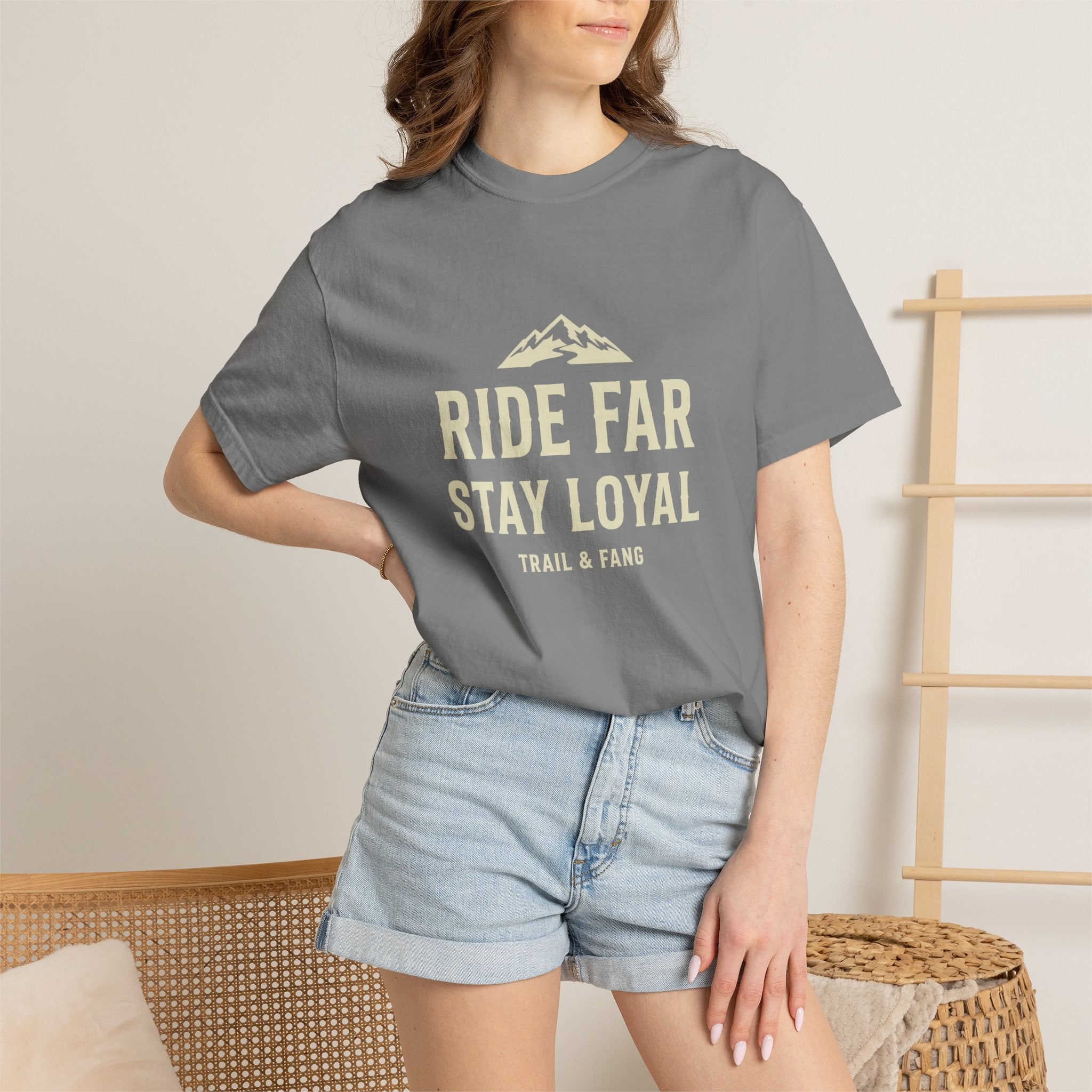 T-shirt « Ride Far Stay Loyal » — T-shirt graphique Montagne Aventure