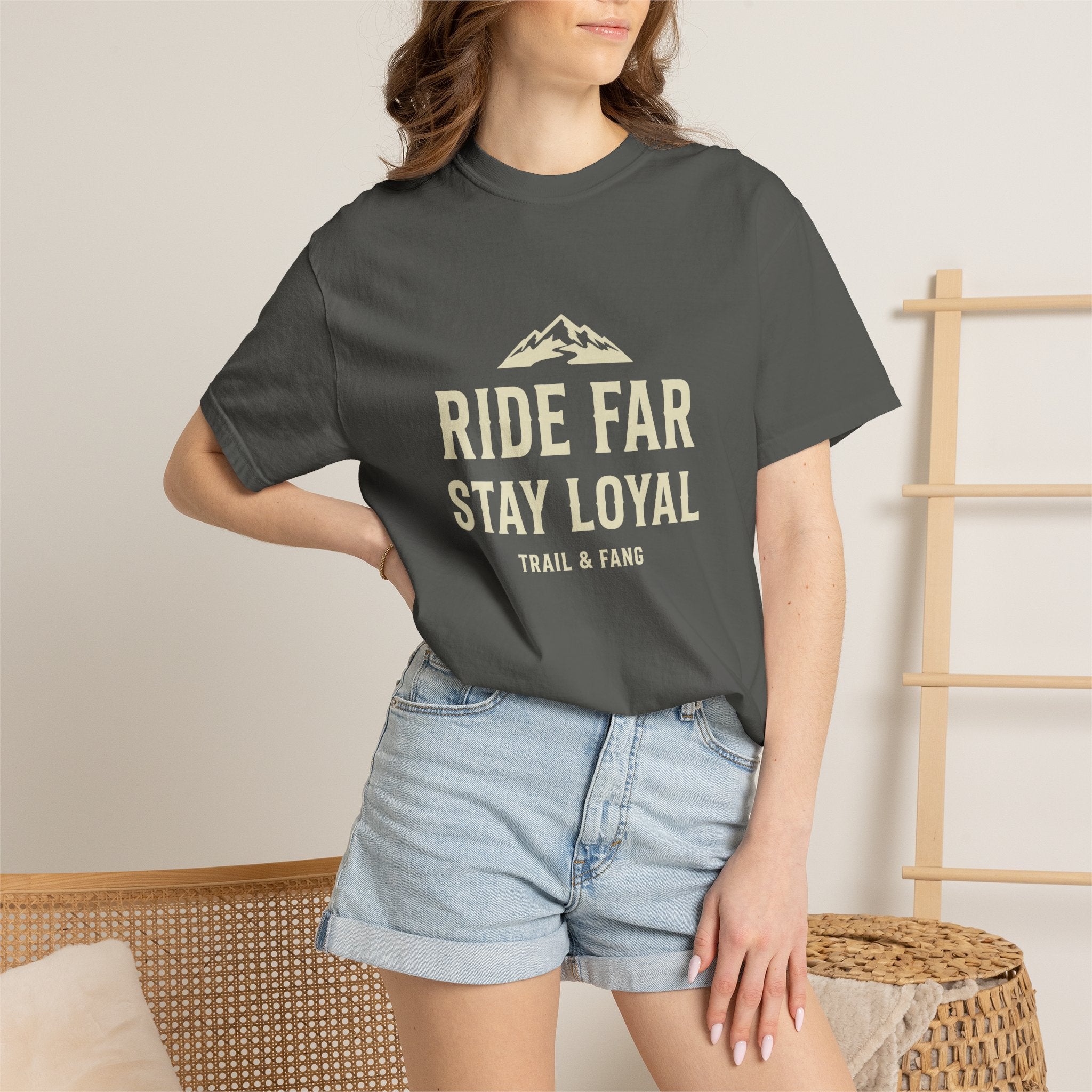 T-shirt « Ride Far Stay Loyal » — T-shirt graphique Montagne Aventure