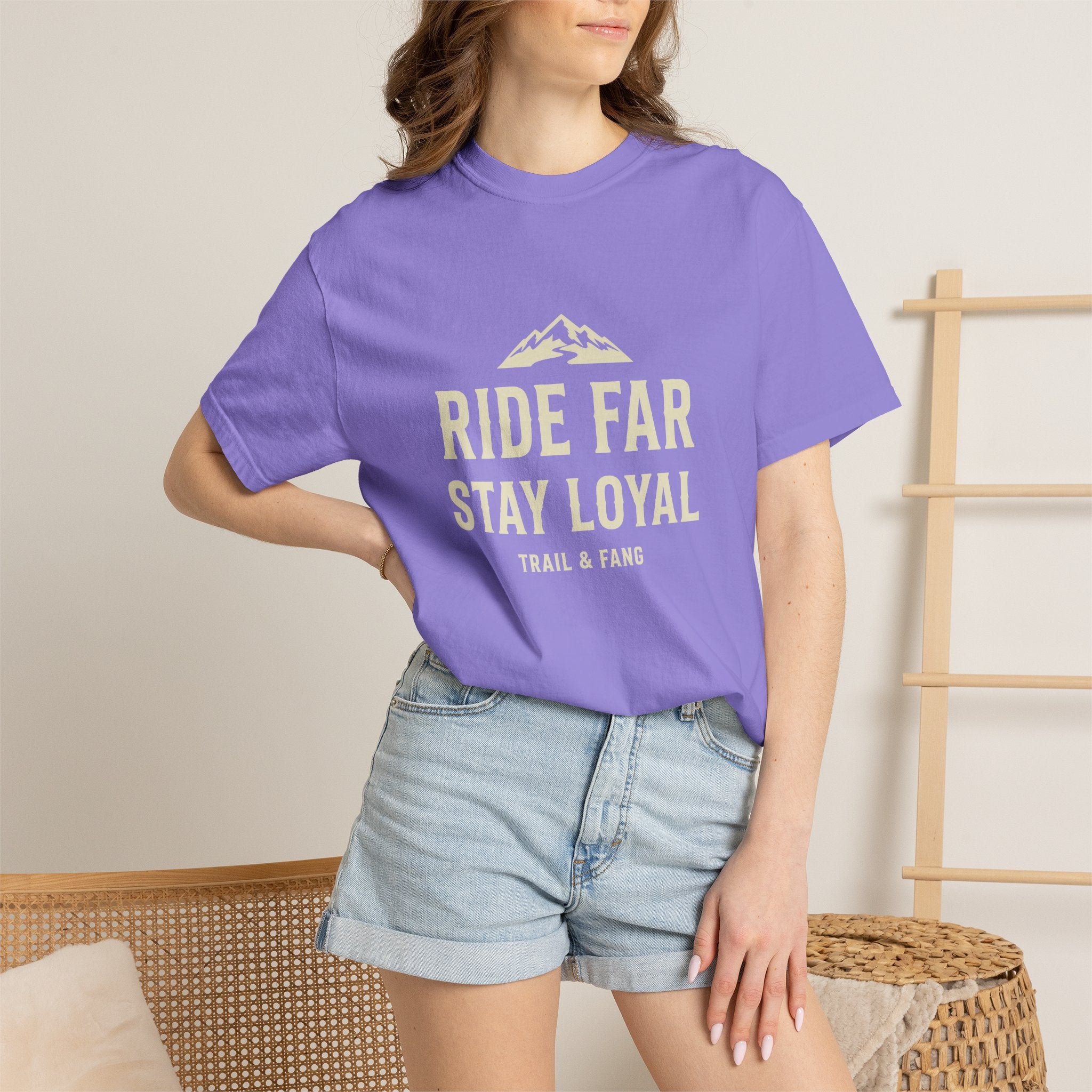T-shirt « Ride Far Stay Loyal » — T-shirt graphique Montagne Aventure